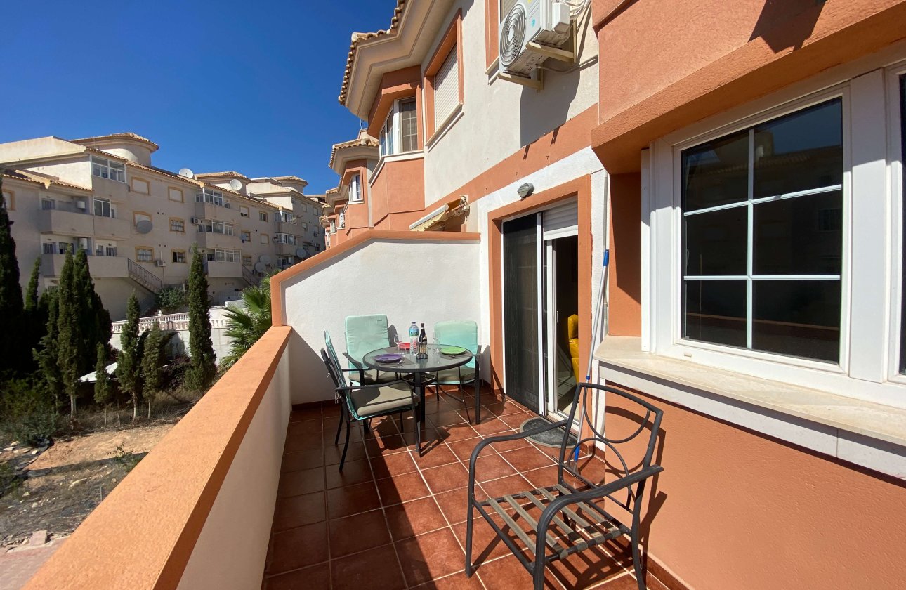 Resale - Villa / Semi detached - Villamartin