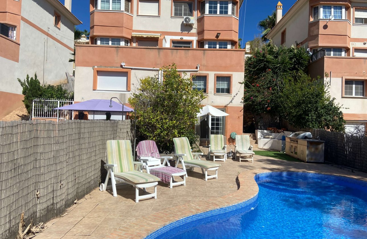 Resale - Villa / Semi detached - Villamartin