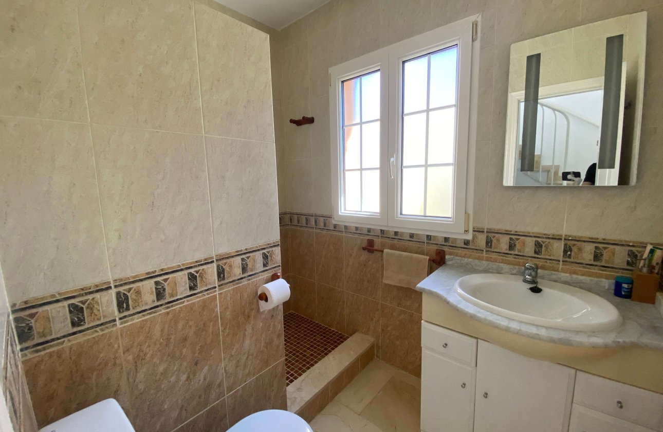 Resale - Villa / Semi detached - Villamartin