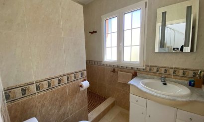 Resale - Villa / Semi detached - Villamartin