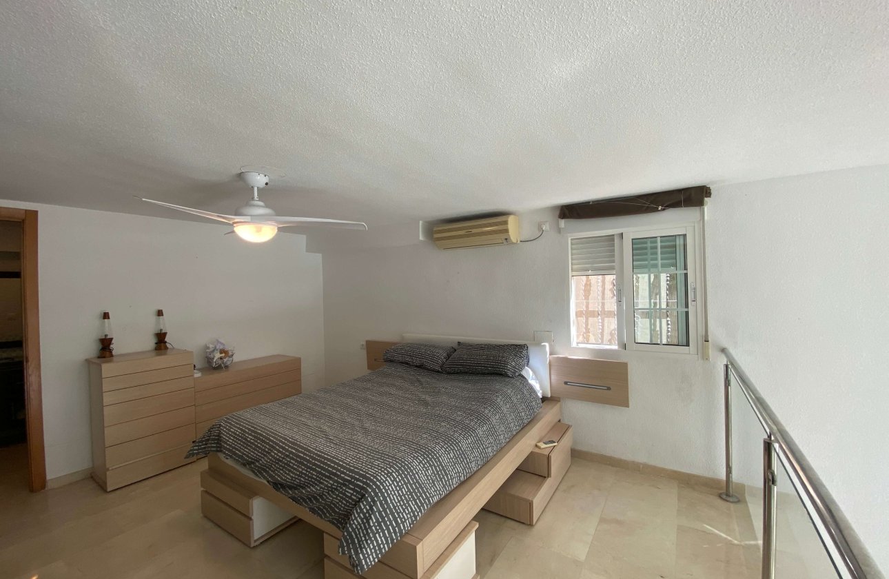 Resale - Villa / Semi detached - Villamartin