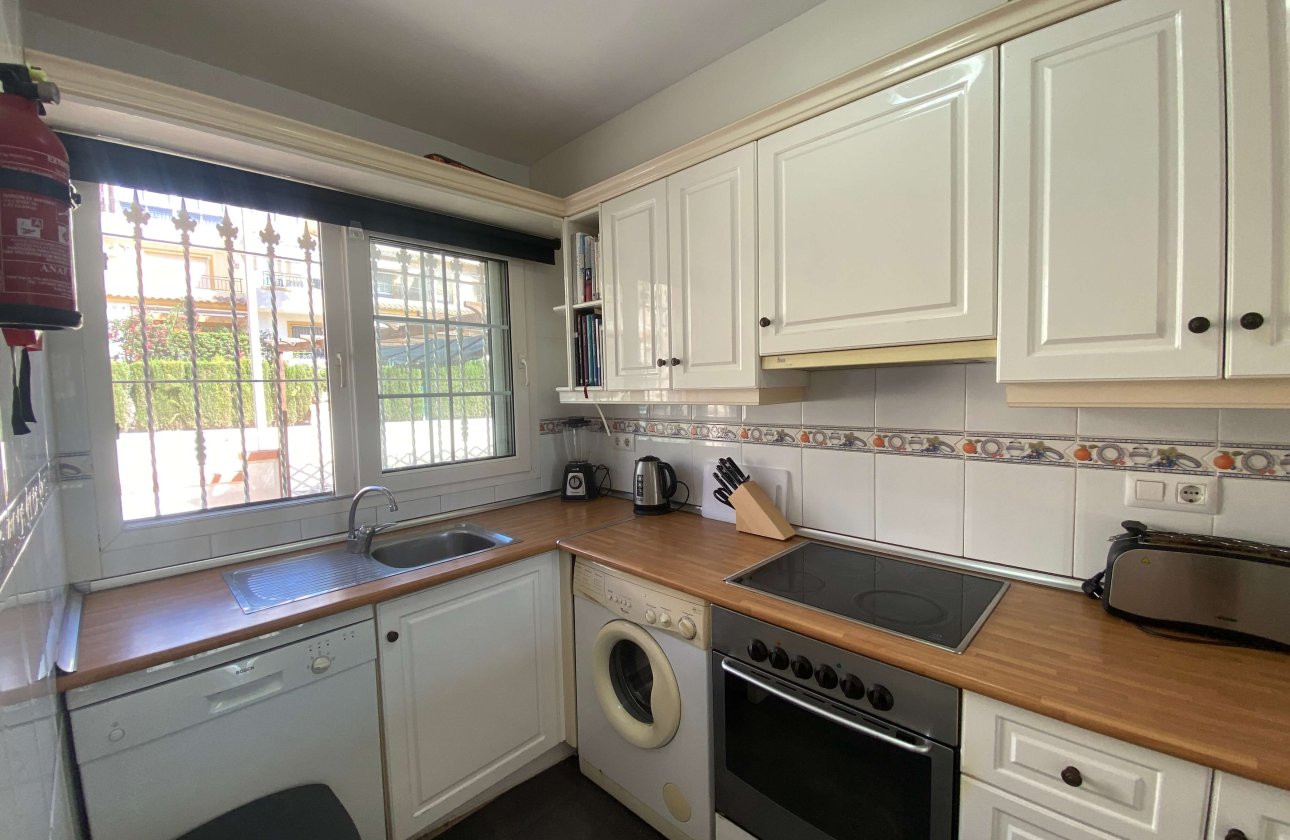 Resale - Villa / Semi detached - Villamartin