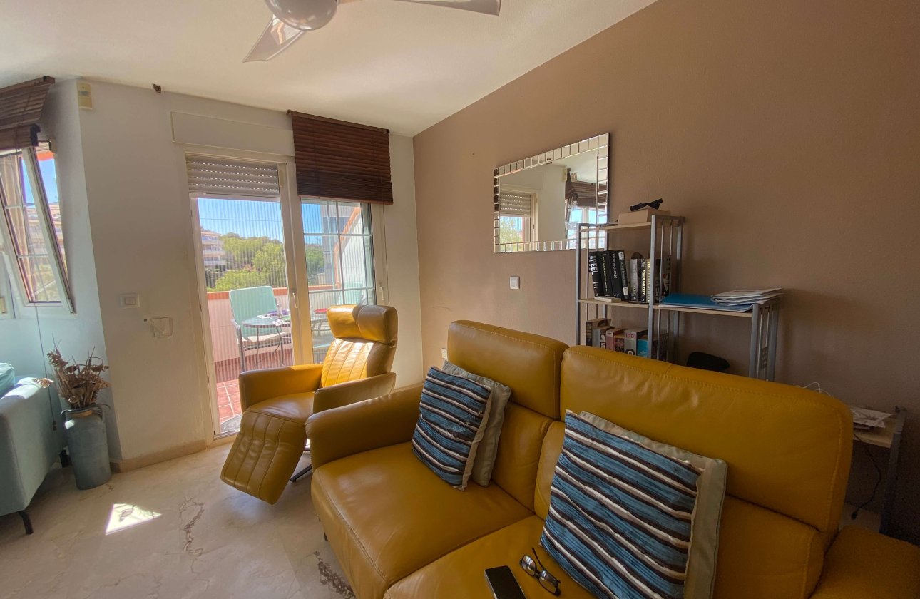 Resale - Villa / Semi detached - Villamartin