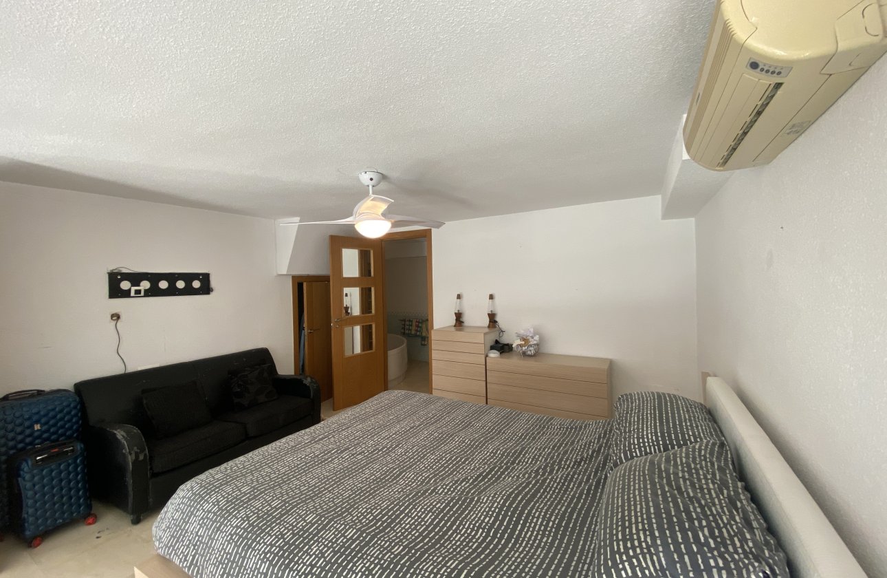 Resale - Villa / Semi detached - Villamartin