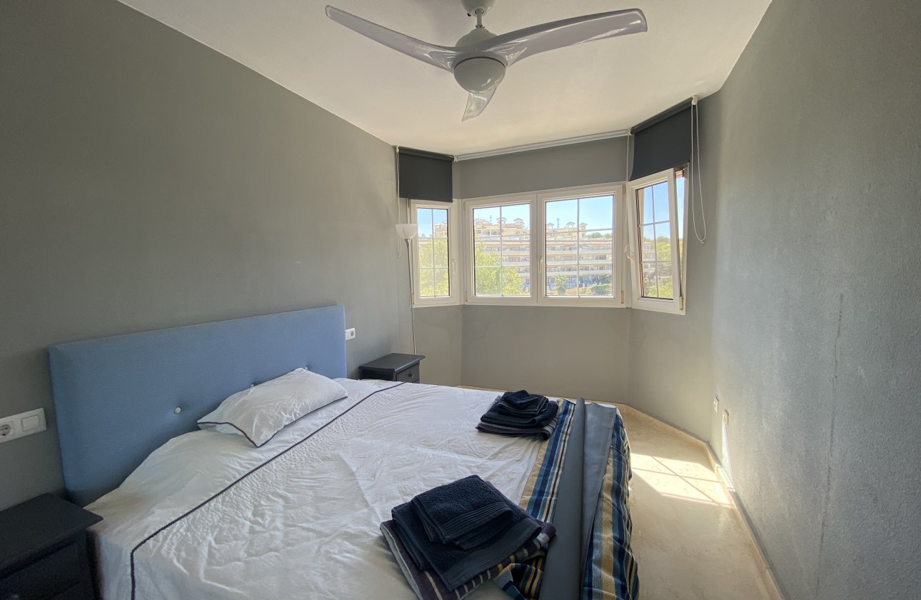 Resale - Villa / Semi detached - Villamartin