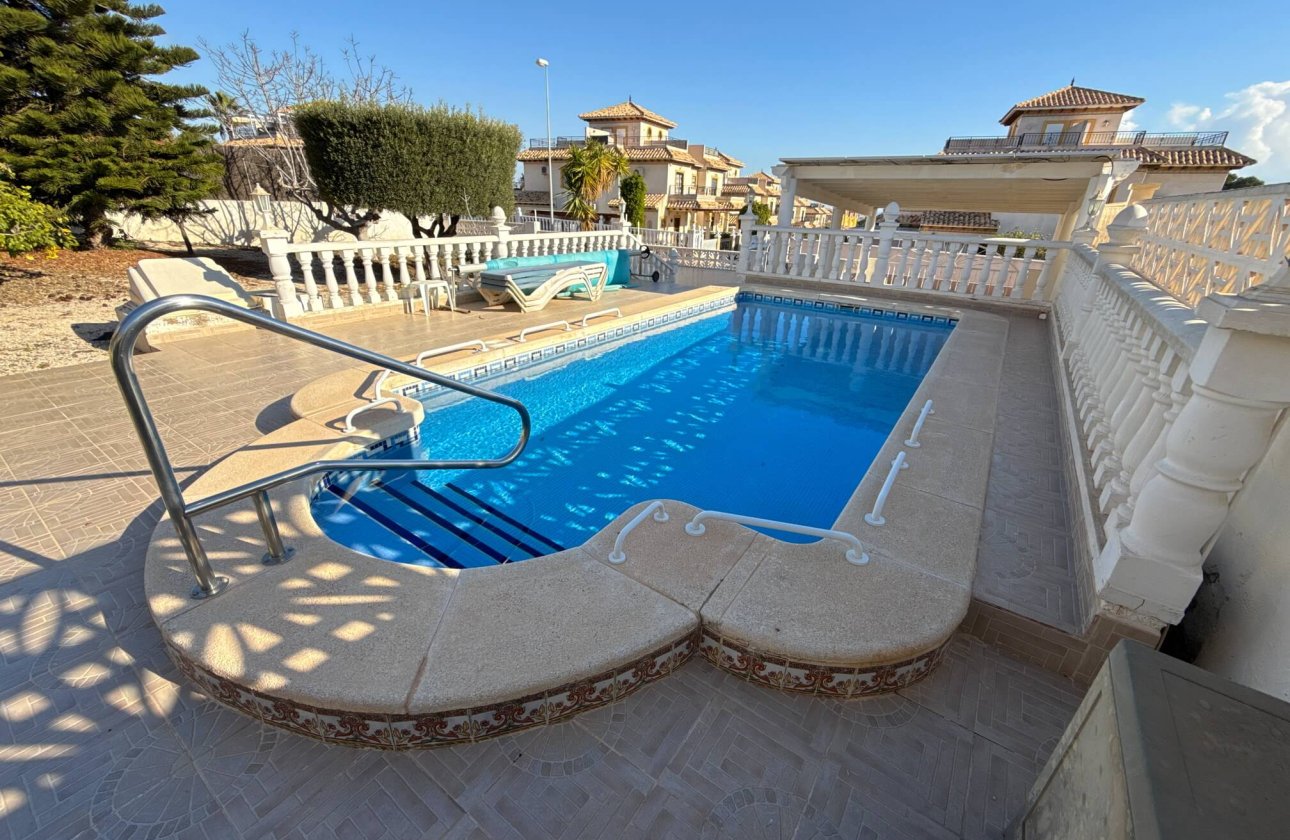 Resale - Villa - Villamartin
