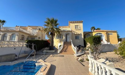Resale - Villa - Villamartin