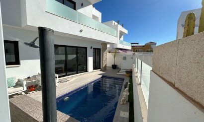 Reventa - Villa - Los Montesinos - La Herrada