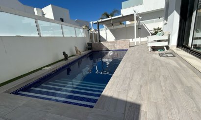 Reventa - Villa - Los Montesinos - La Herrada