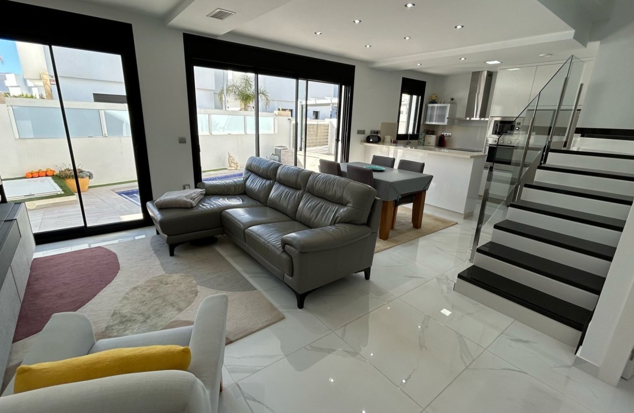 Reventa - Villa - Los Montesinos - La Herrada