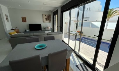 Reventa - Villa - Los Montesinos - La Herrada
