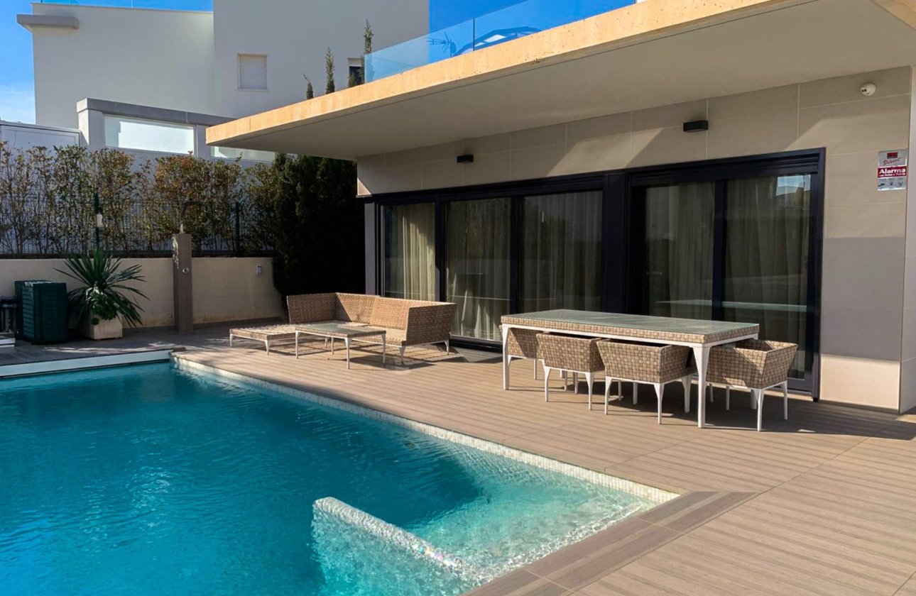 Resale - Villa / Semi detached - Alicante - Campoamor