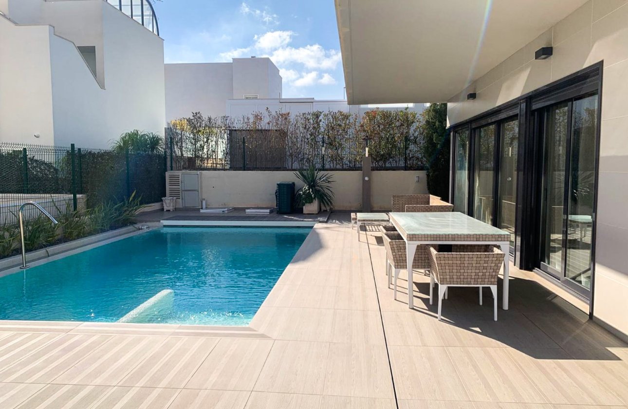 Resale - Villa / Semi detached - Alicante - Campoamor