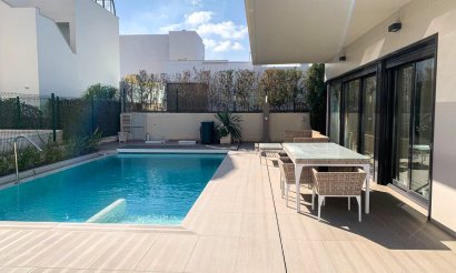 Resale - Villa / Semi detached - Alicante - Campoamor