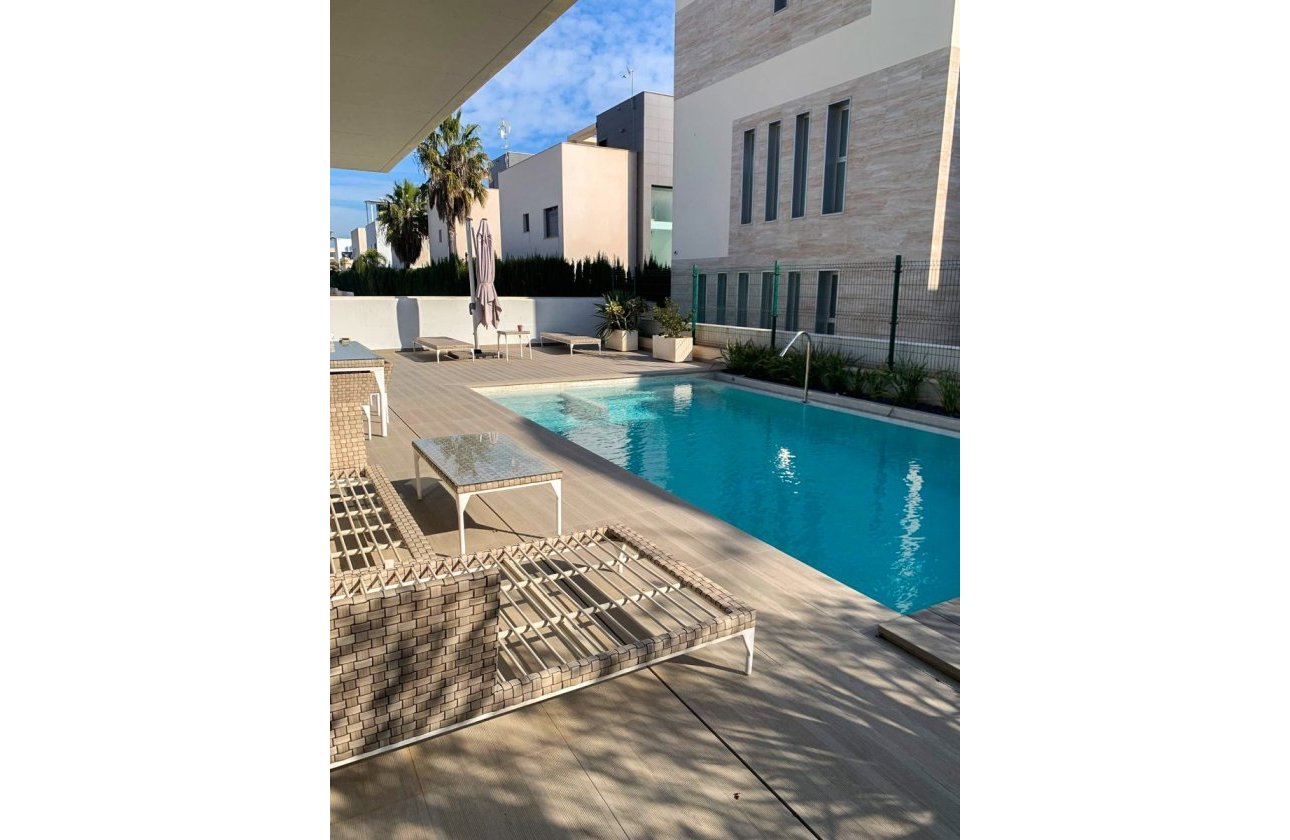 Resale - Villa / Semi detached - Alicante - Campoamor