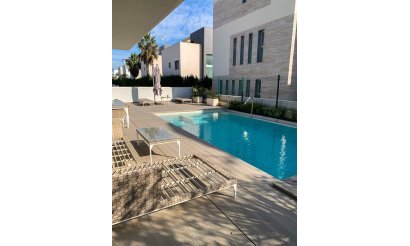 Resale - Villa / Semi detached - Alicante - Campoamor