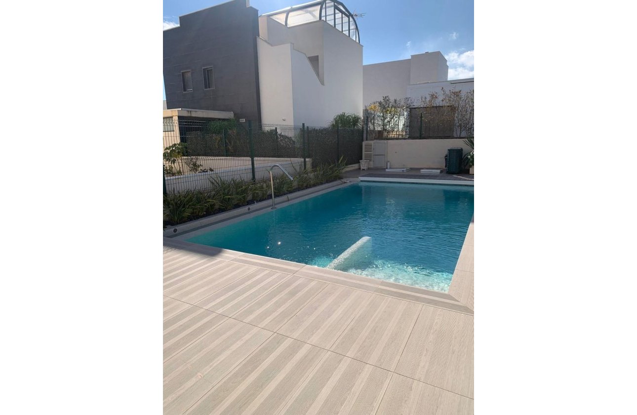 Resale - Villa / Semi detached - Alicante - Campoamor