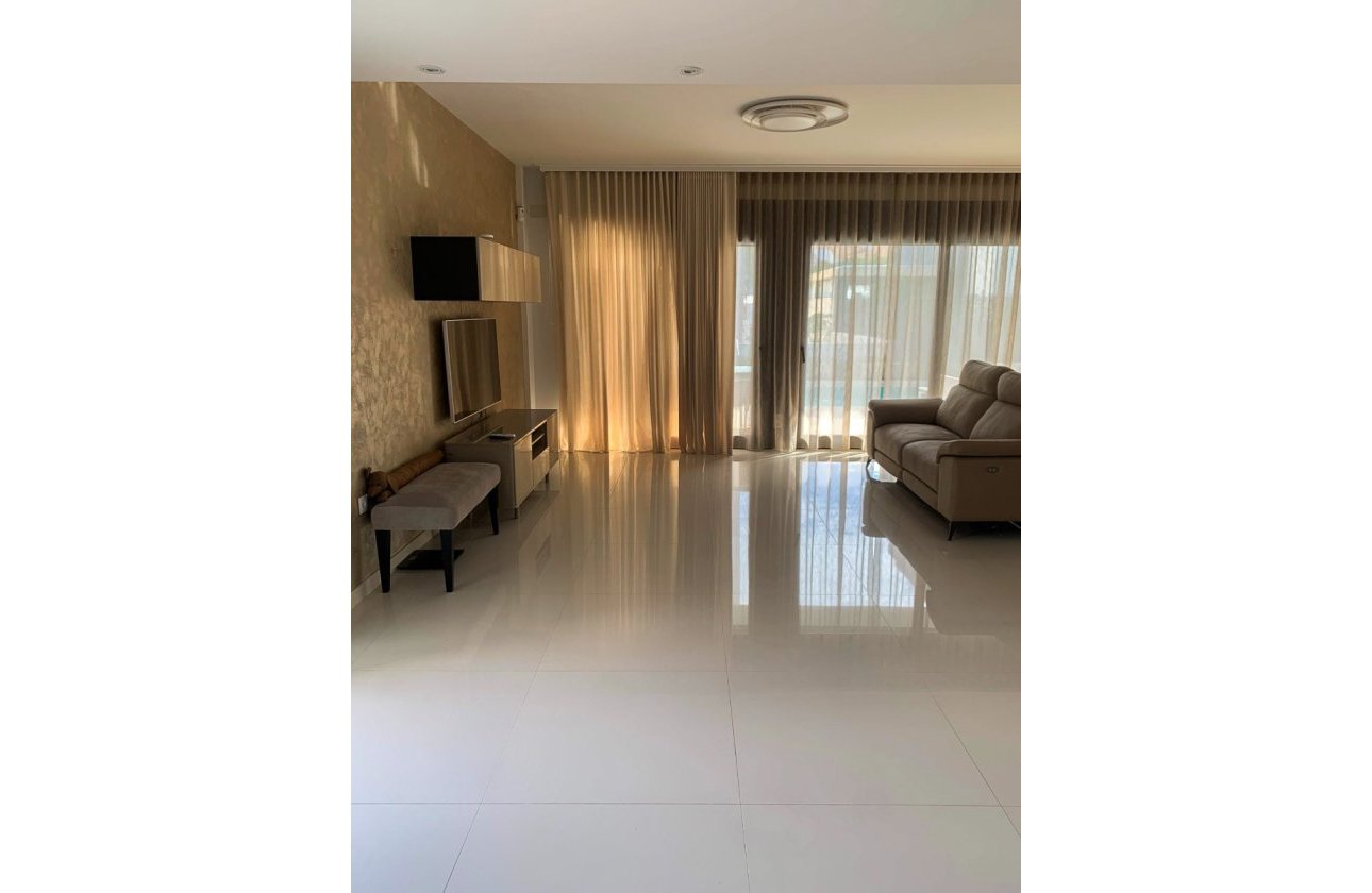 Resale - Villa / Semi detached - Alicante - Campoamor