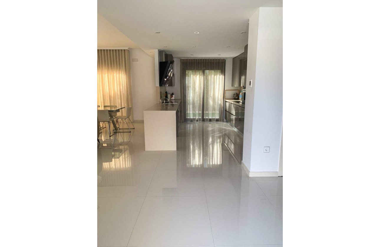 Resale - Villa / Semi detached - Alicante - Campoamor
