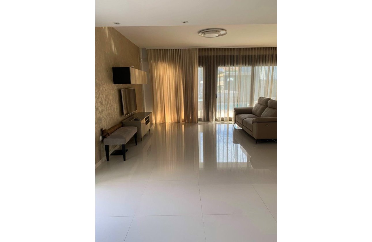Resale - Villa / Semi detached - Alicante - Campoamor
