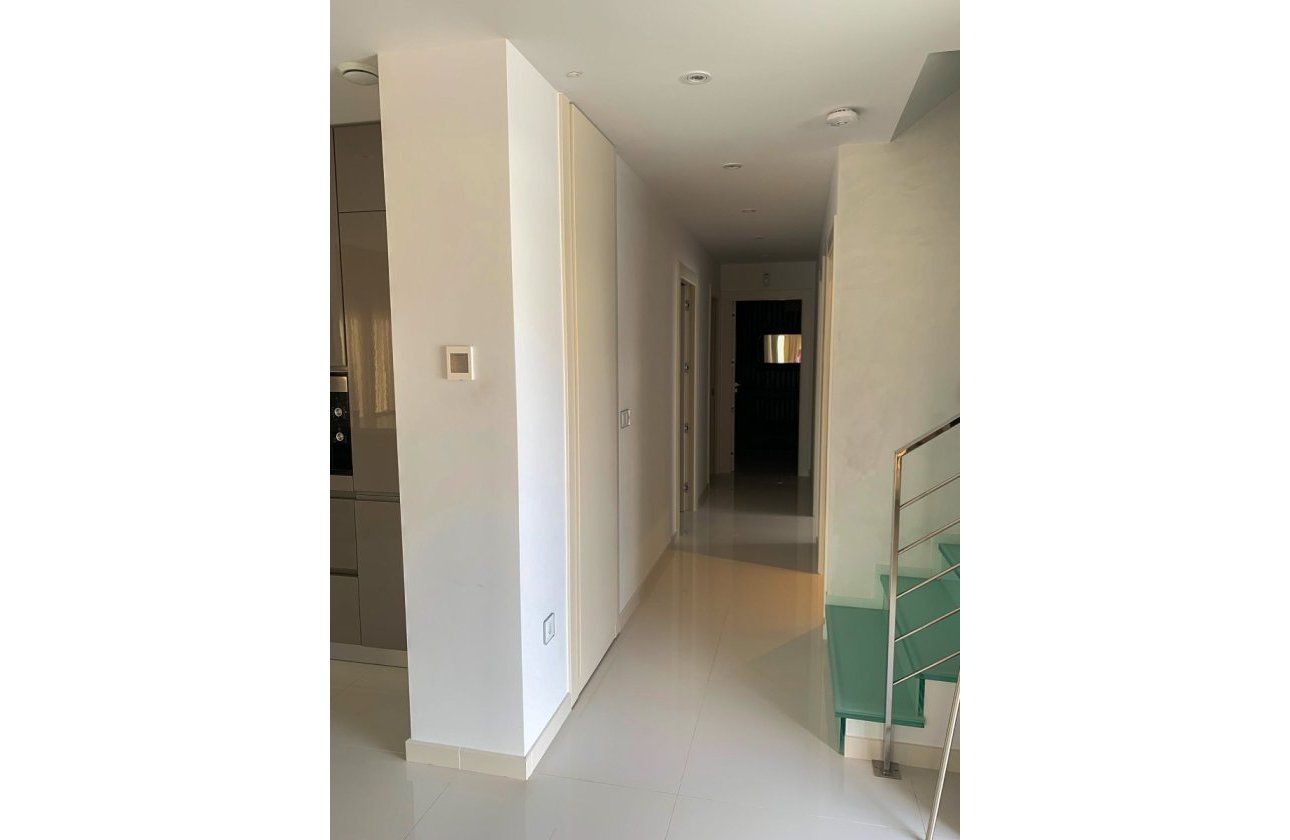 Resale - Villa / Semi detached - Alicante - Campoamor
