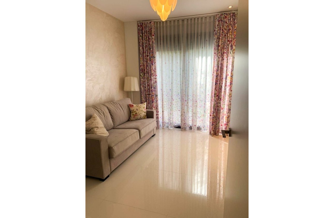 Resale - Villa / Semi detached - Alicante - Campoamor