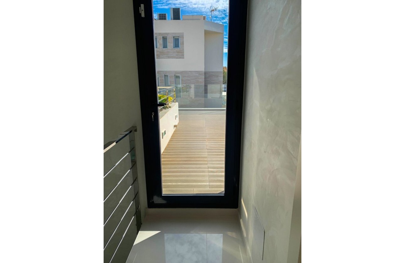 Resale - Villa / Semi detached - Alicante - Campoamor
