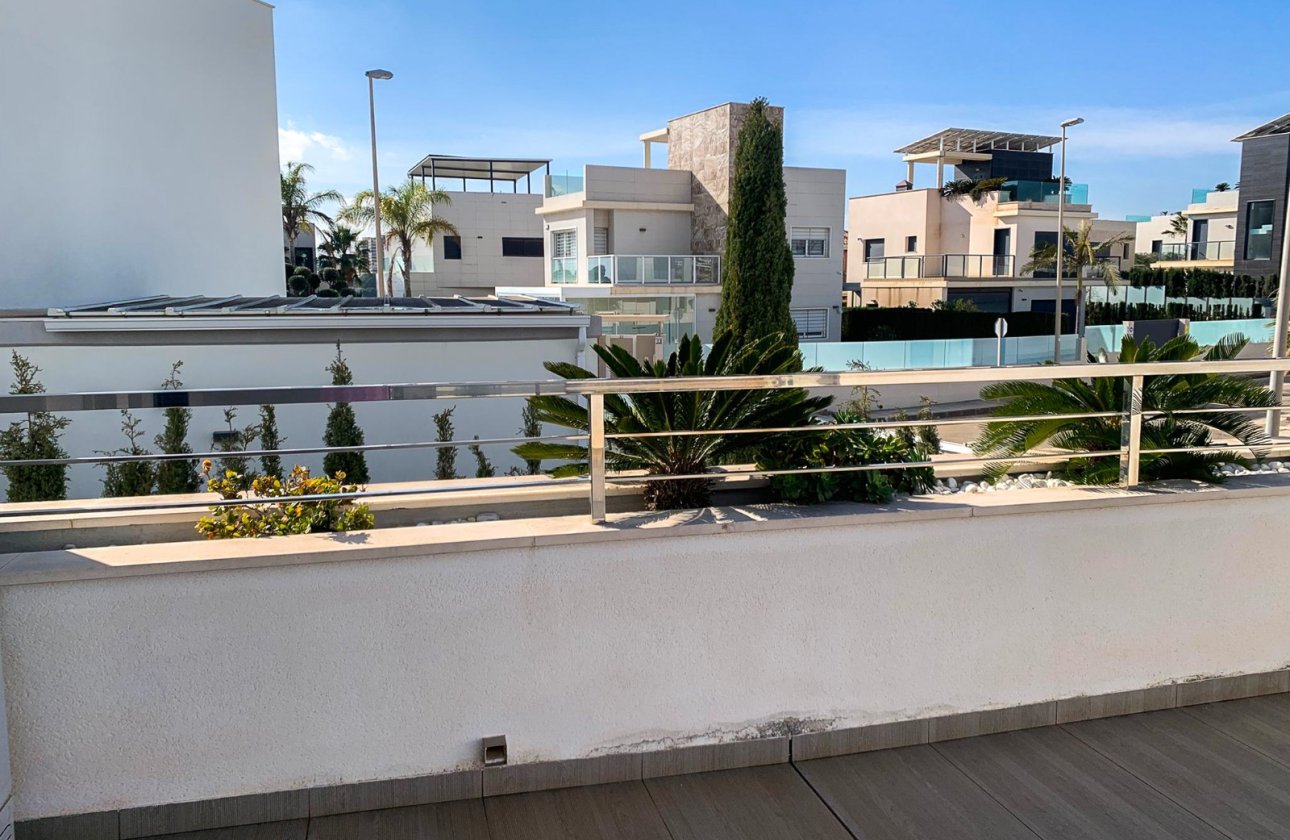 Resale - Villa / Semi detached - Alicante - Campoamor