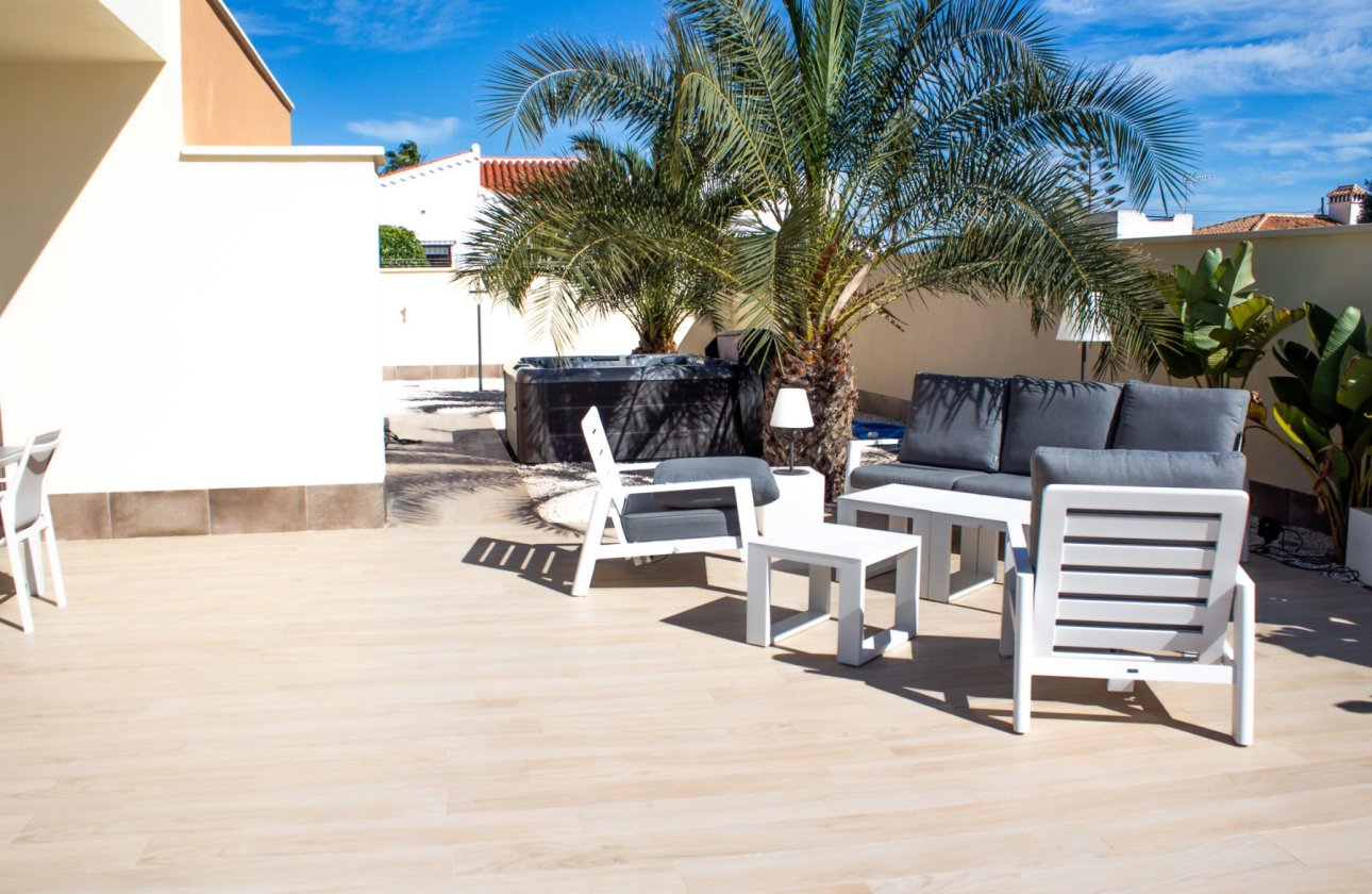 Revente - Villa / Semi detached - Torrevieja - La Siesta - El Salado - Torreta