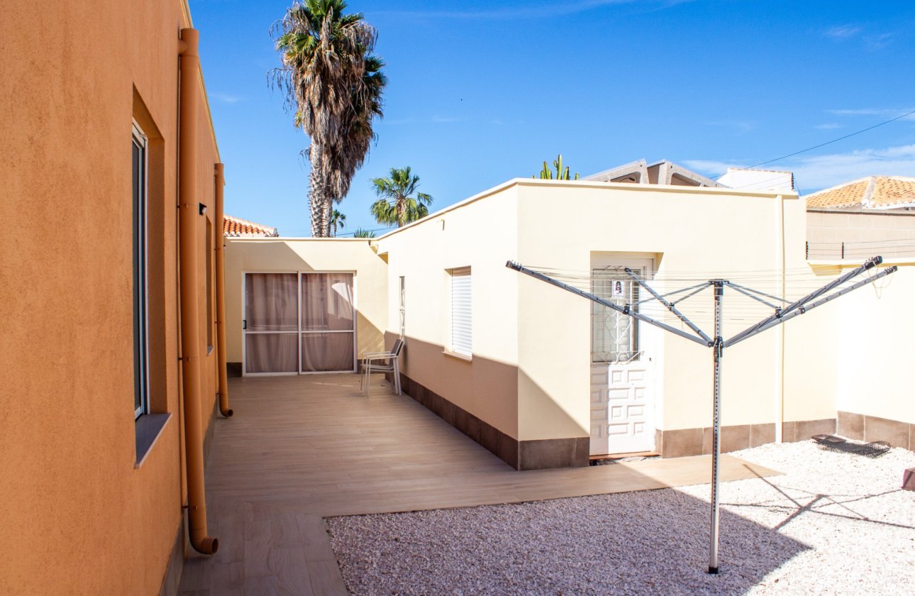 Revente - Villa / Semi detached - Torrevieja - La Siesta - El Salado - Torreta