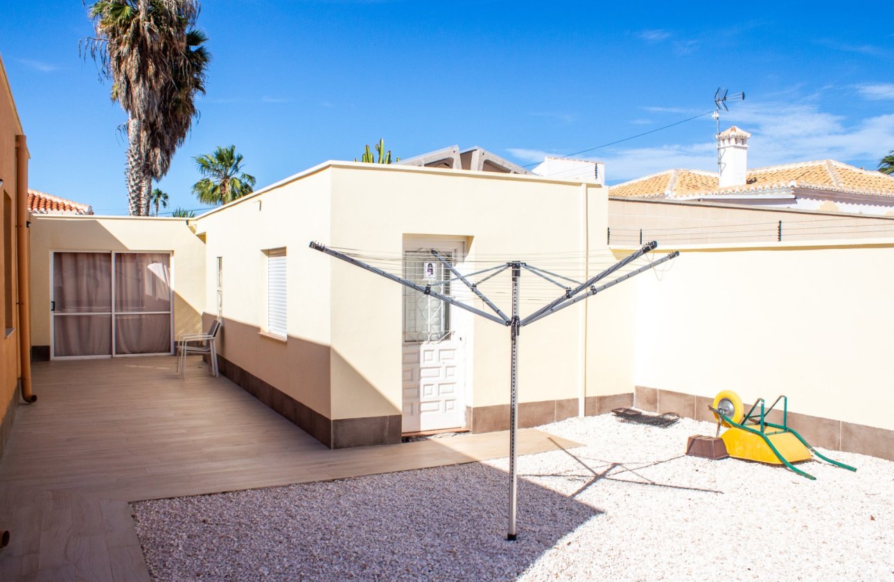 Revente - Villa / Semi detached - Torrevieja - La Siesta - El Salado - Torreta