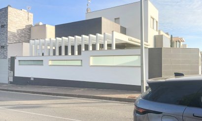 Resale - Villa / Semi detached - Orihuela Costa - Mil Palmeras