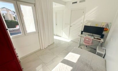 Revente - Villa / Semi detached - Torrevieja - Los Balcones
