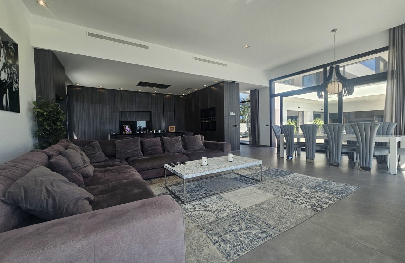 Resale - Villa - Cabo Roig