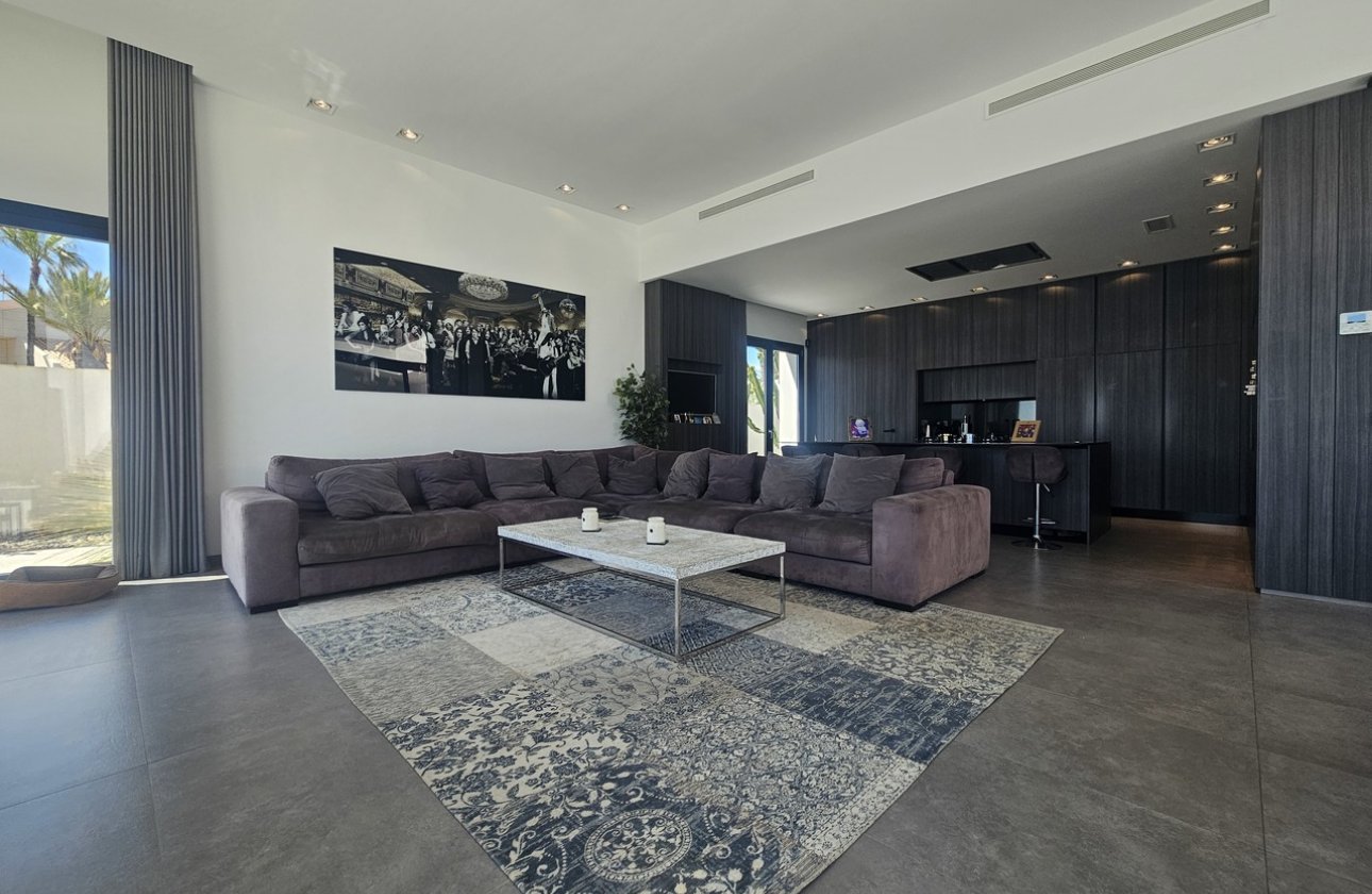 Resale - Villa - Cabo Roig