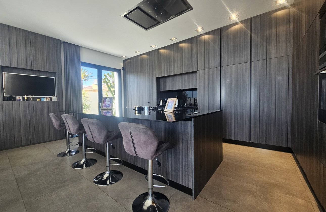 Resale - Villa - Cabo Roig