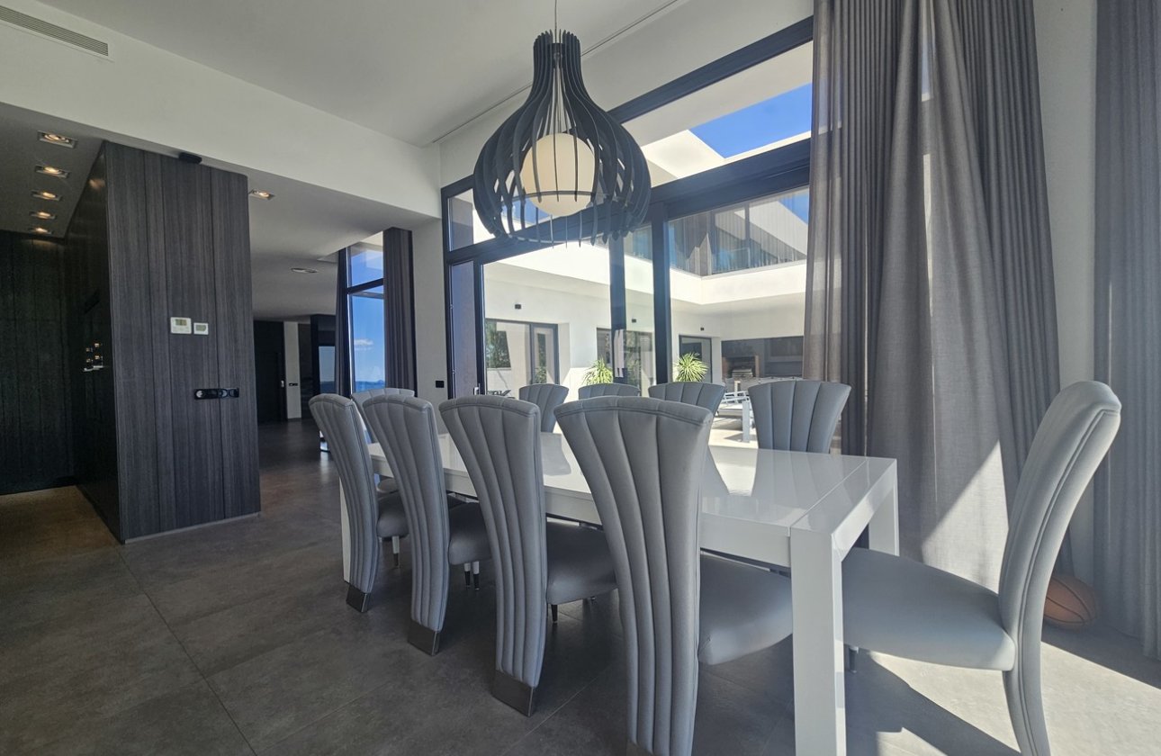 Resale - Villa - Cabo Roig