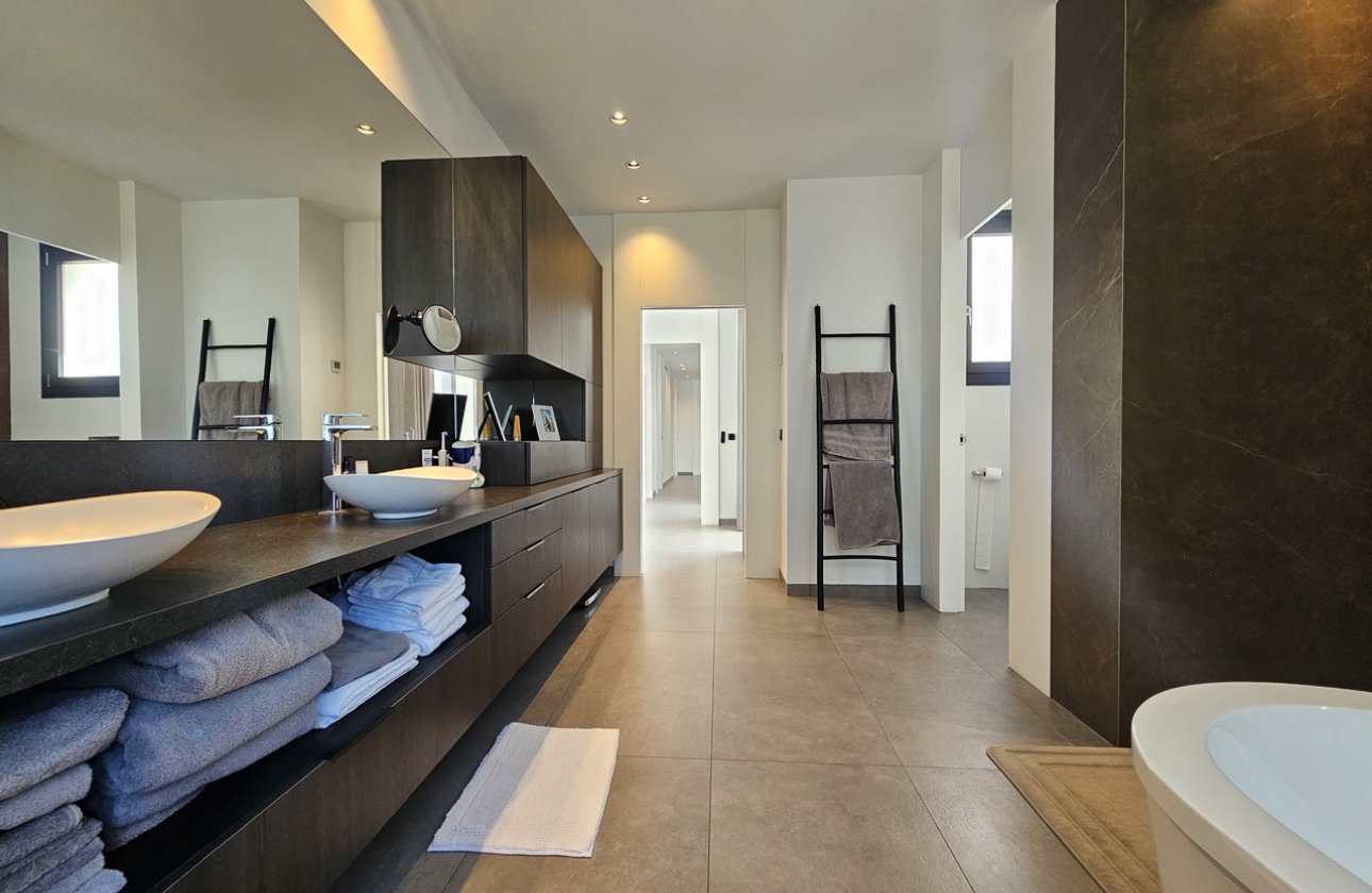 Resale - Villa - Cabo Roig