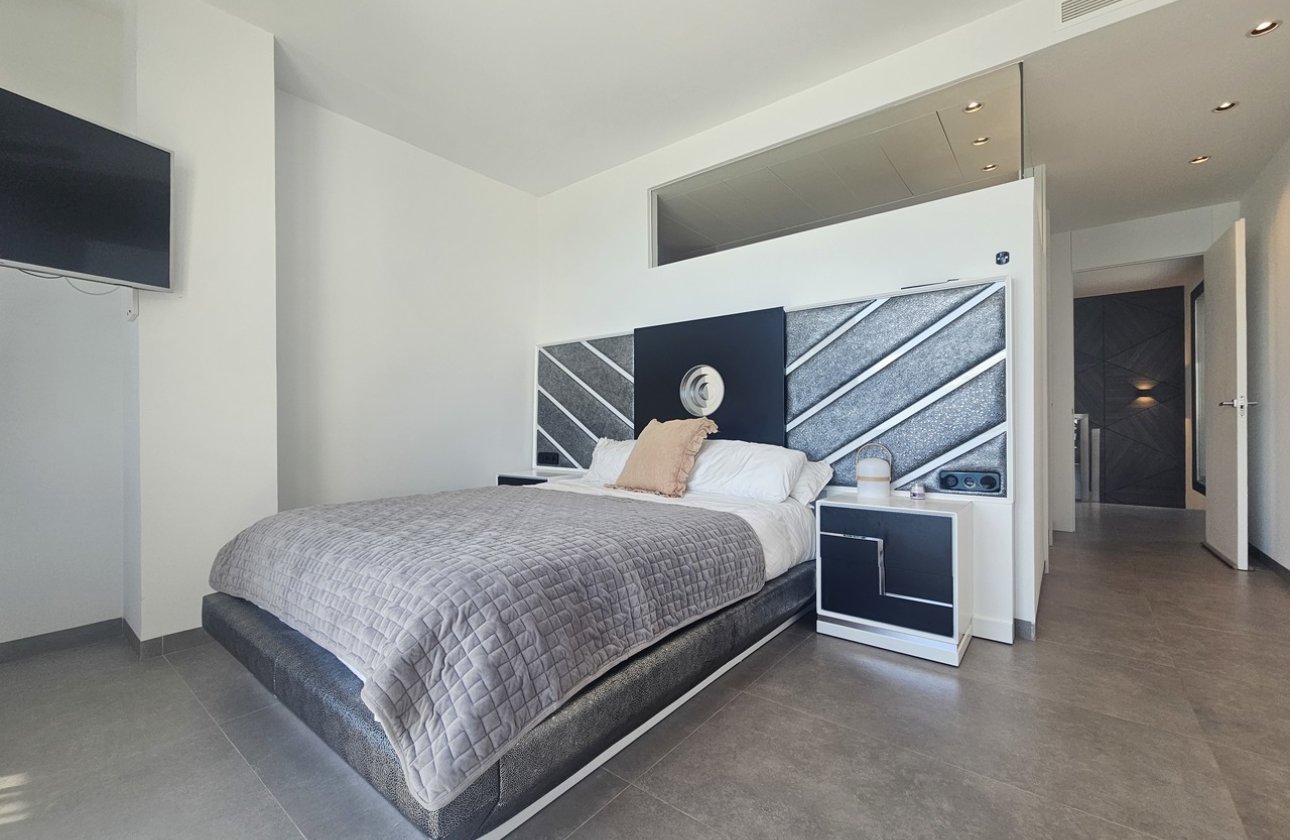 Resale - Villa - Cabo Roig