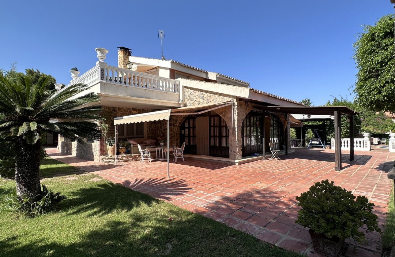 Resale - Villa - Elche