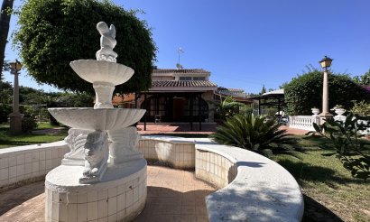 Resale - Villa - Elche