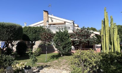 Resale - Villa - Elche