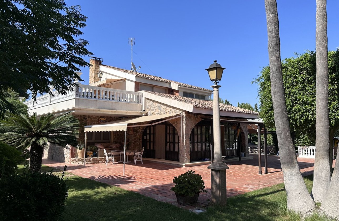 Resale - Villa - Elche
