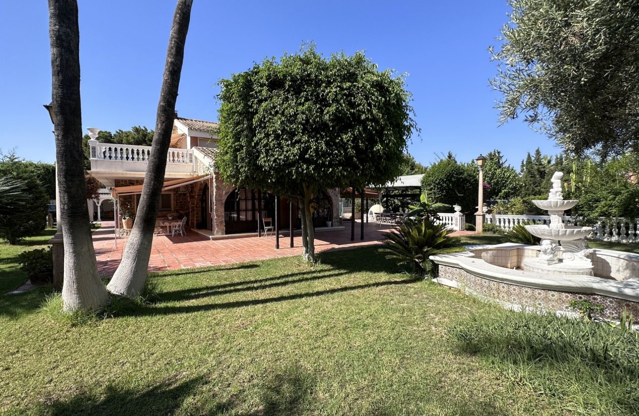 Resale - Villa - Elche