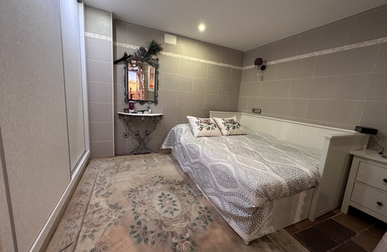 Resale - Villa - Elche
