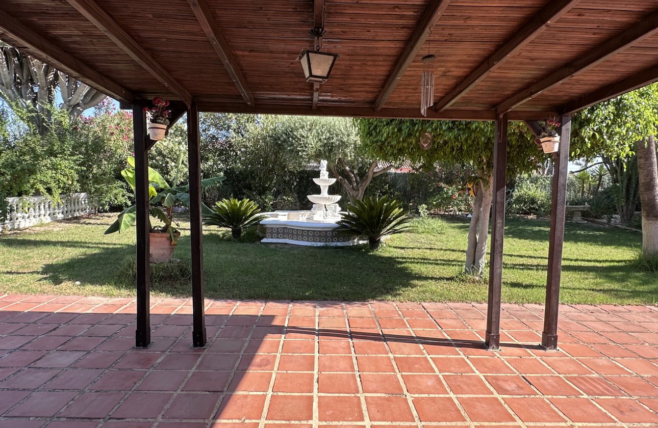 Resale - Villa - Elche