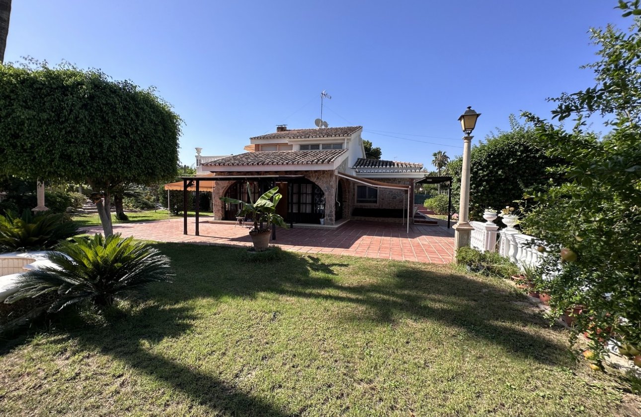 Resale - Villa - Elche