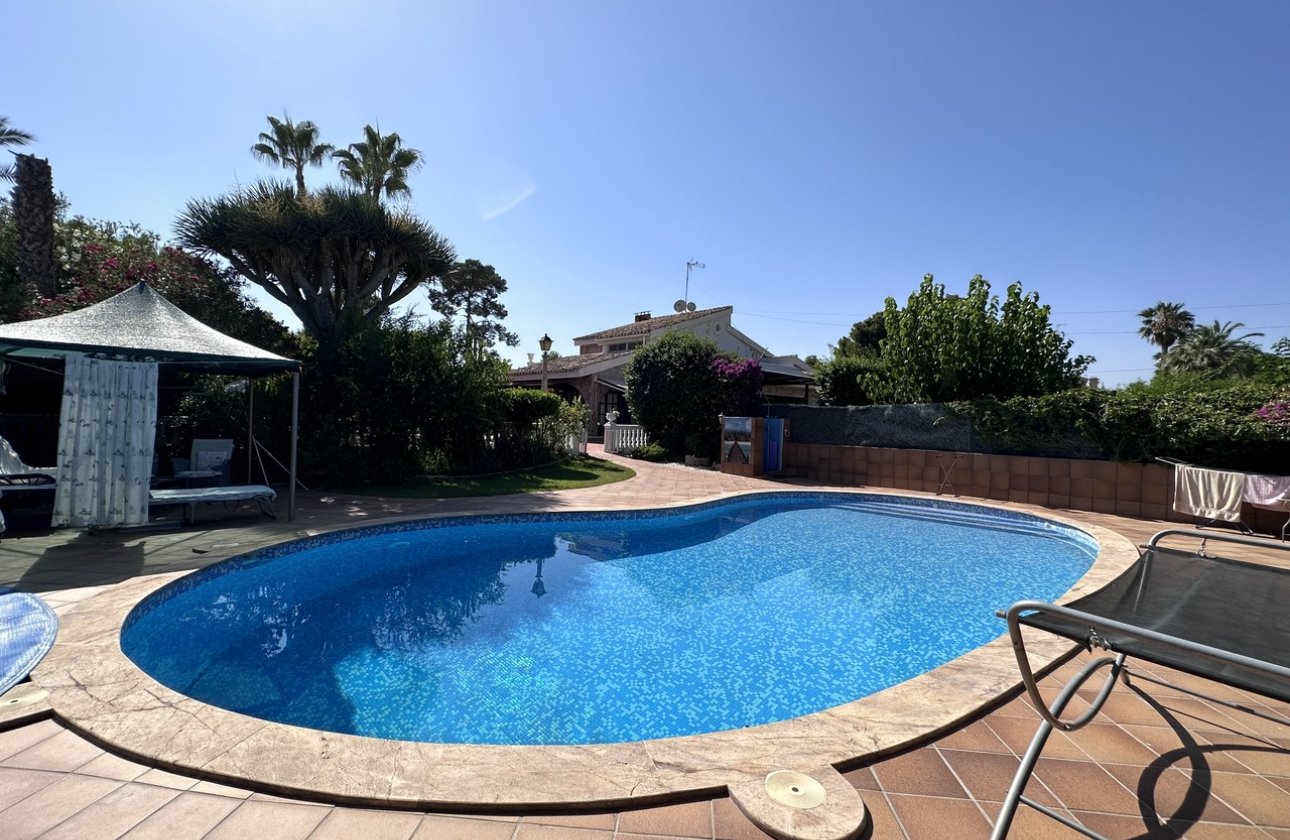Resale - Villa - Elche