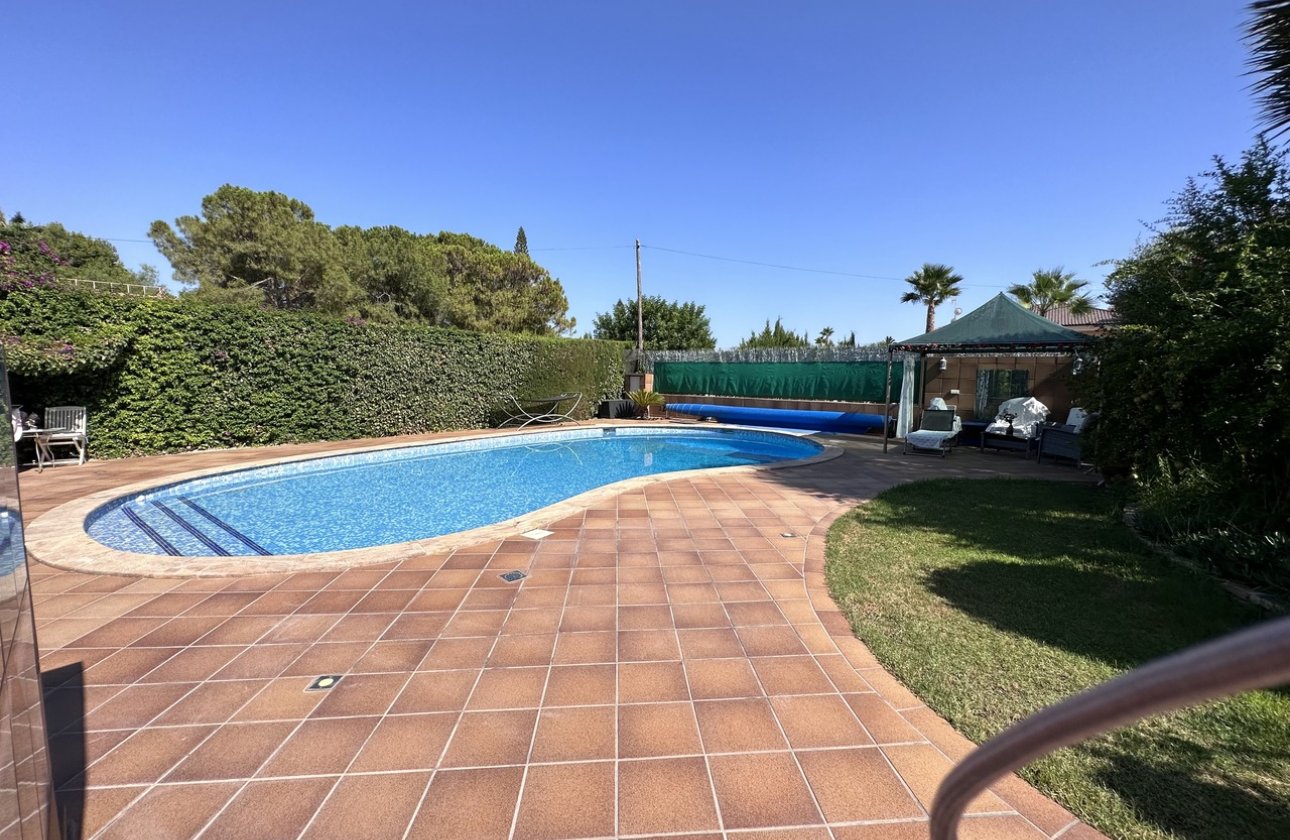Resale - Villa - Elche