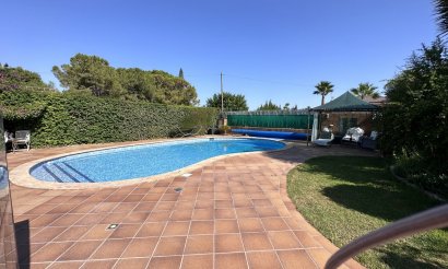 Resale - Villa - Elche